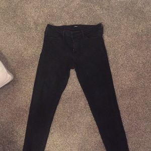 Black ankle length jeans.